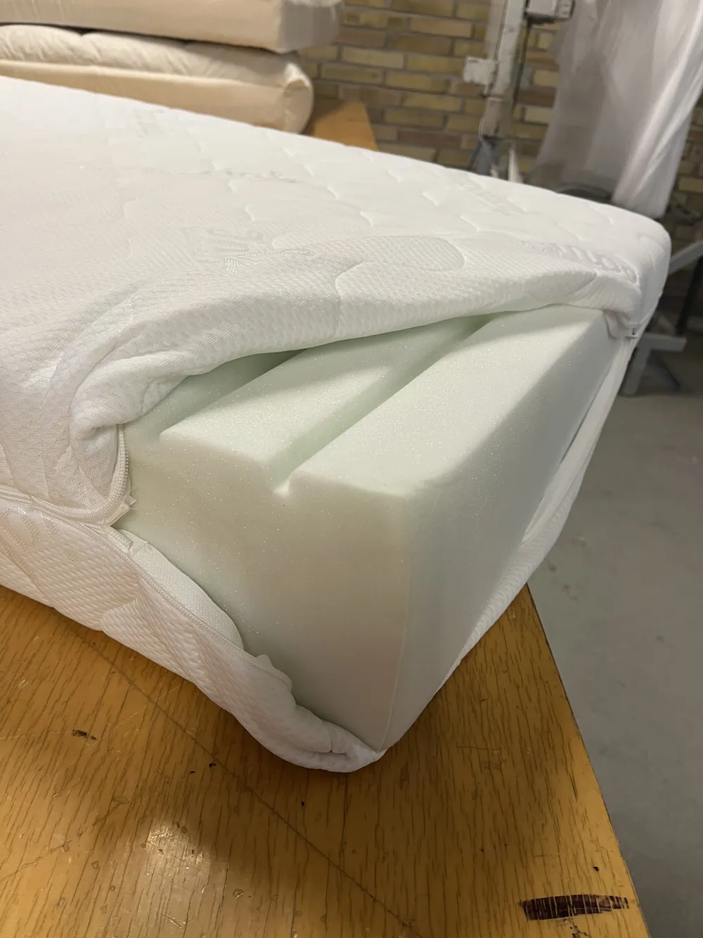 Petauspatja työpöydällä, päällinen osittain vedetty vaahdon päälle